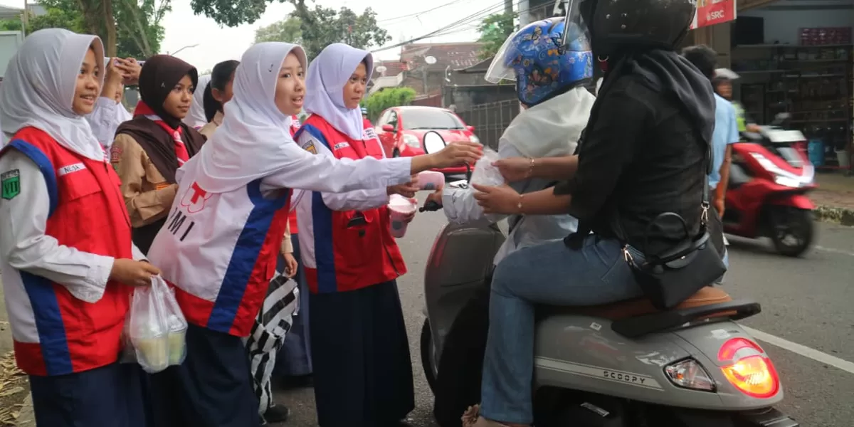Siswa SMPN 5 Salatiga Bagi Ratusan Takjil di Simpang Klaseman Bikin Heboh